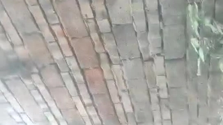 “鸡巴好粗~流了好多淫水~” 富二代约炮大学妹子~直接把他压在桌上操~最后把眼睛蒙上~让她不知道吃的是鸡鸡还是精精~
