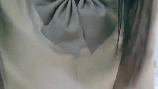 可爱嫩妹【小晶晶】年龄不大超会玩，一身黑衣搔首弄姿，手指扣穴全是水，水晶假屌爆插