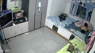 小胸部的业余少女第一次穿着高跟鞋