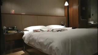 大学女孩沉迷于舔和摩擦的女同性恋快感