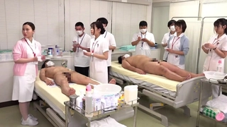 纹身健美运动员在宿舍房间里干瘦金发女郎