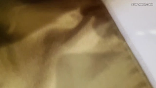 搭讪刚开学在超市买东西的学生妹，为了赚钱陪我去办公室被狂操潮喷