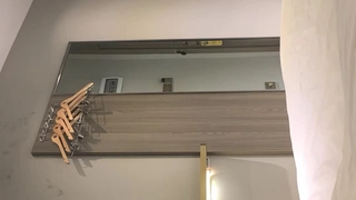 业余青少年和熟女在热辣的视频中分享他们的性玩具
