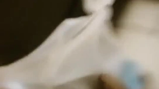 李如花iok 室友都回家了~直接把衣服都掀起来~坐在寝室内大完鲍鲍~