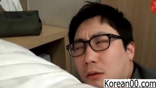 白嫩美乳妹子观看日本AV动画玩穴！哥哥进门直接用大屌让妹妹爽到宇宙！