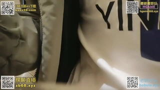 在买水果的少妇裙下偷拍