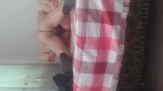 少女女同性恋Yasmin和Gina用手指互相愉悦