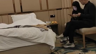 忽悠给买手机约来小少妇，趴在健身球上揉穴，跪在地上舔屌，腰细翘臀后入最后口暴