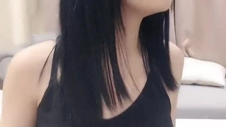Lily Larimar和她的朋友们通过热辣的四人行探索他们的性欲