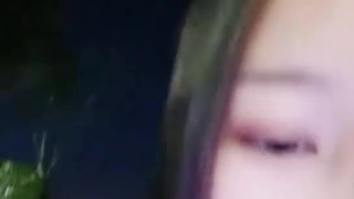 普通大小的乳房和小胸部的少女在热辣的视频中被屁股操
