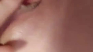 吸吮姐姐近乎完美的乳头