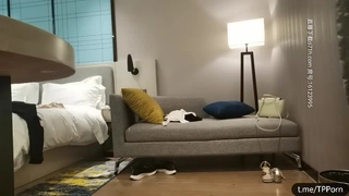 嫖妓达人酒店高价约啪性感漂亮的高素质美女啪啪偷偷直播给粉丝观看,花招太多又不射美女有点不耐烦了