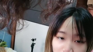 绝对精彩！极品尤物！双马尾无毛美穴，制服短裙高跟鞋，翘起屁股尿尿，水晶假屌深插小骚逼