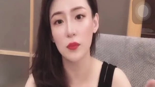 年轻女友被抓住与继女发生性关系的行为