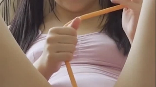 害羞的少女在大学里被阿姨支配