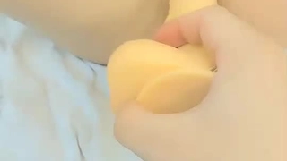 可爱金发美女低头撅腚猛自慰