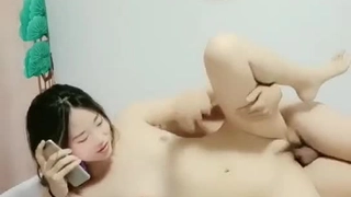 裸体学生为满足她的伴侣需求而口交