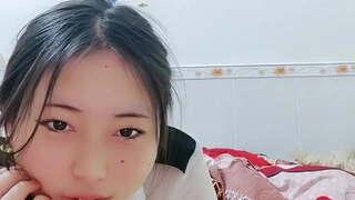 JK装卡哇伊18学生妹娇小身材黑丝袜萝莉蹲双腿夹着假屌骑坐翘起屁股后入表情淫荡骚的很.