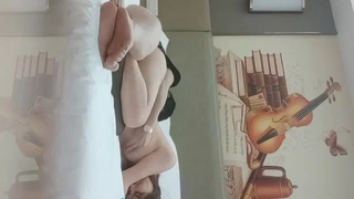 颜值不错大奶美女两女一男舔JJ口交 抽插几下让美女自摸扣逼 很是诱惑喜欢不要错过 A