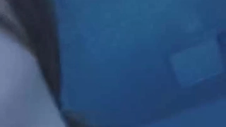 年轻女孩在高清视频中骑在成熟男人的阴茎上