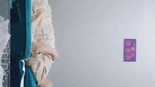 💖 勾搭女技师做特殊服黑丝露脸，草别人的老婆享受骚逼的口交还让她给老公打电话，激情上位对着镜头后入爆草